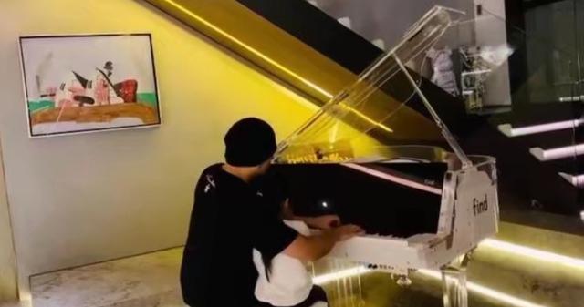 昆凌|昆凌海滩度假笑容甜美，身材完全不像生过孩子，女儿打扮时髦