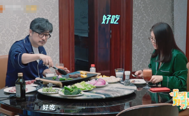 王岳伦早起做饭,李湘感动献吻,谁注意两人亲完的表情?老夫老妻都懂!