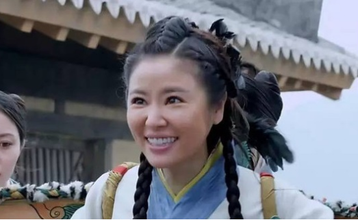 林心如|44岁林心如新戏路透图，身材高挑出众，但面部皮肤下垂无少女感