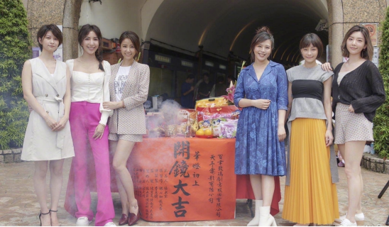 林心如|44岁林心如新戏路透图，身材高挑出众，但面部皮肤下垂无少女感