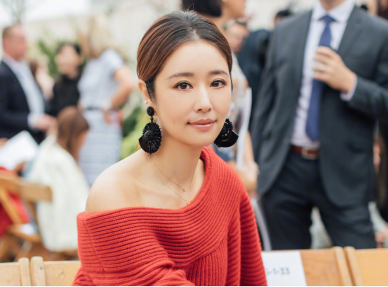 林心如|44岁林心如新戏路透图，身材高挑出众，但面部皮肤下垂无少女感