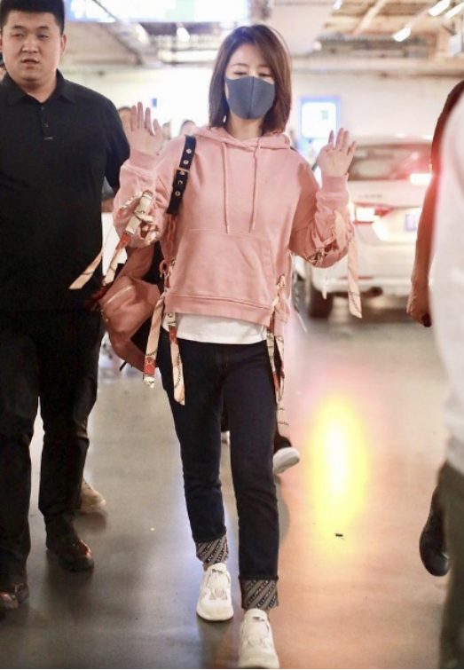 林心如|44岁林心如新戏路透图，身材高挑出众，但面部皮肤下垂无少女感