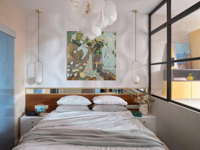 床头细节很到位,一排镜面设计,无形中也是放大空间,增加档次!