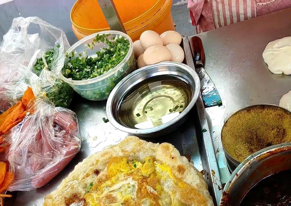 大妈摆摊做鸡蛋饼,配菜只有三样,食客:好吃到差点把舌头给吞了_腾讯