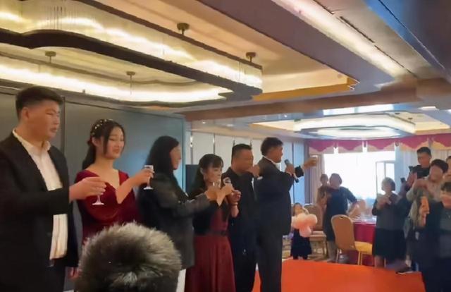 朱之文|大衣哥儿子婚姻不被看好，儿媳漂亮大方气场强，小伟难以驾驭