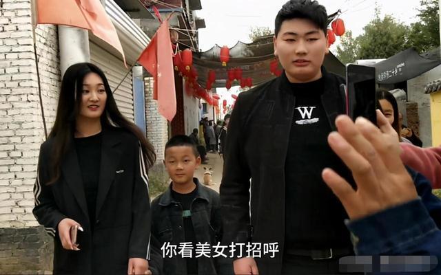朱之文|大衣哥儿子婚姻不被看好，儿媳漂亮大方气场强，小伟难以驾驭