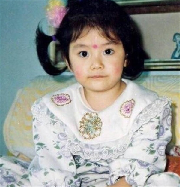 明星的童年时期,张榕容浓眉大眼,谭松韵娃娃脸,看到鞠婧祎:天生丽质