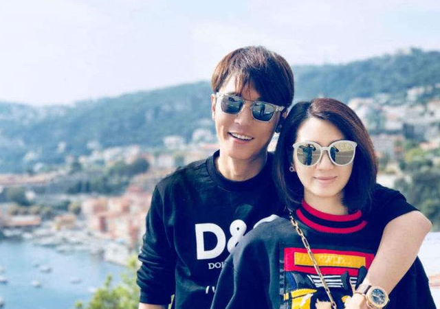 就像这次,张丹峰没有及时点赞和评论妻子洪欣的微博,人们就开始纷纷