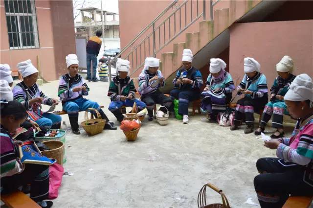 红河县有一个远近闻名的彝族"刺绣村",这就是乐育镇大新寨村.