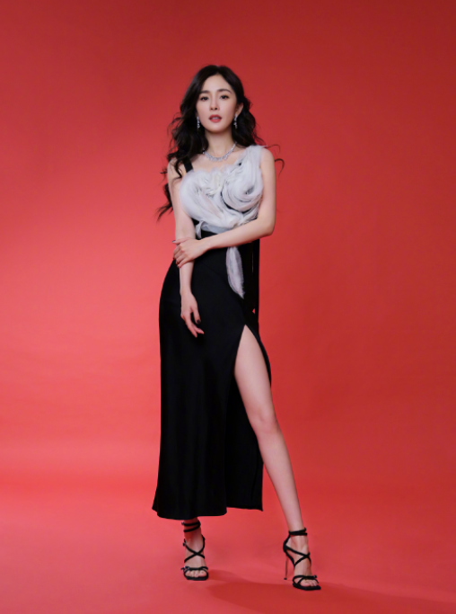 杨幂|有种“放弃保守”叫杨幂，出席活动穿“薄膜裙”，打光师都不敢照
