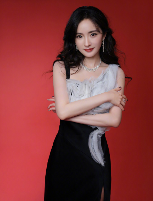 杨幂|有种“放弃保守”叫杨幂，出席活动穿“薄膜裙”，打光师都不敢照