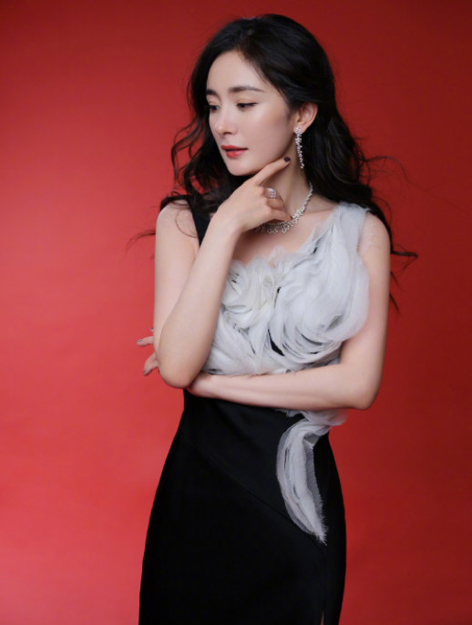 杨幂|有种“放弃保守”叫杨幂，出席活动穿“薄膜裙”，打光师都不敢照