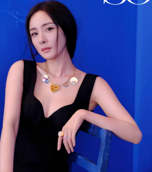 杨幂|有种“放弃保守”叫杨幂，出席活动穿“薄膜裙”，打光师都不敢照