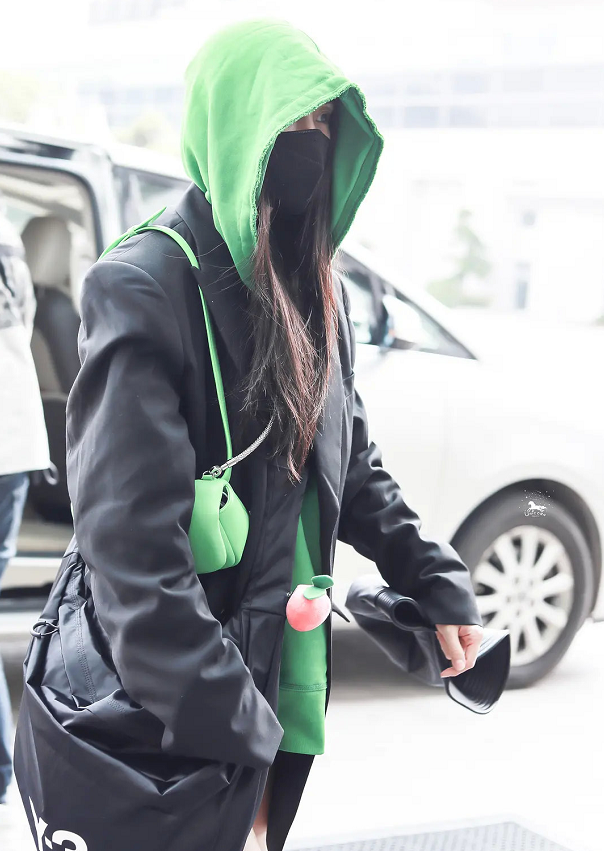 杨幂|有种“放弃保守”叫杨幂，出席活动穿“薄膜裙”，打光师都不敢照