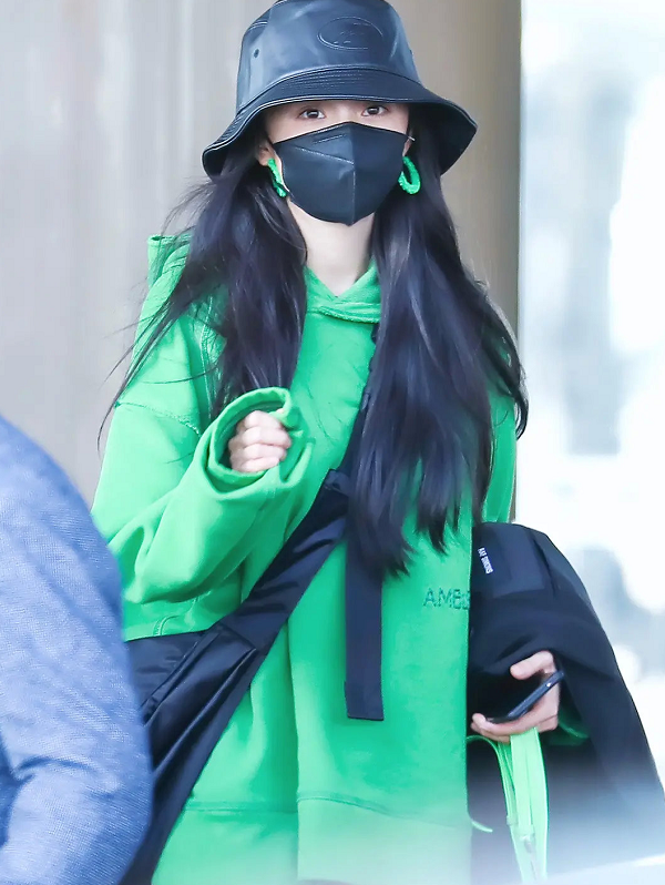 杨幂|有种“放弃保守”叫杨幂，出席活动穿“薄膜裙”，打光师都不敢照