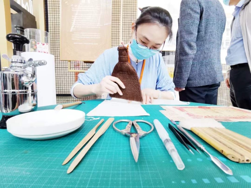 凤凰自行车|英雄金笔、凤凰自行车、回力鞋……上海“老字号”的魅力都在这个档案展里啦