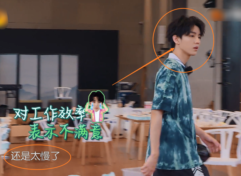 王俊凯|王俊凯第一个到达餐厅，镜头拍下他干活样子，这工作效率没看错吧