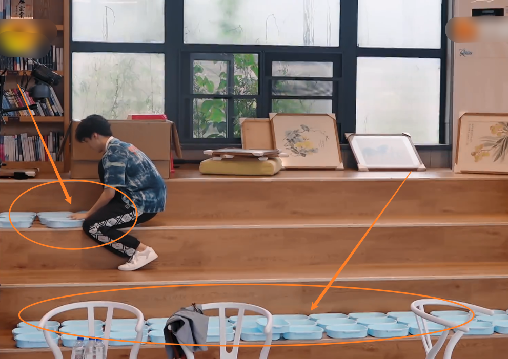 王俊凯|王俊凯第一个到达餐厅，镜头拍下他干活样子，这工作效率没看错吧