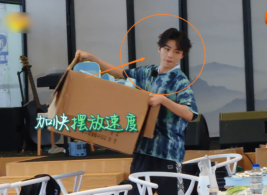 王俊凯|王俊凯第一个到达餐厅，镜头拍下他干活样子，这工作效率没看错吧