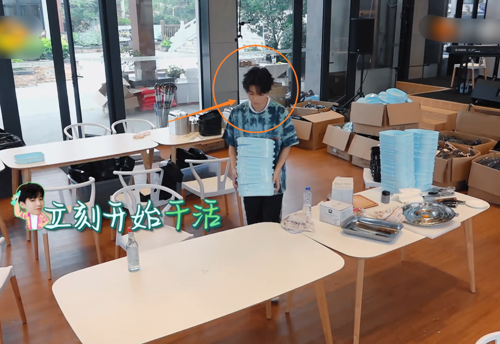 王俊凯|王俊凯第一个到达餐厅，镜头拍下他干活样子，这工作效率没看错吧