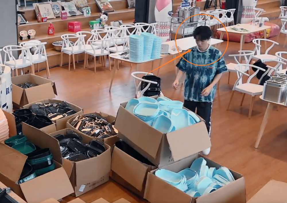 王俊凯|王俊凯第一个到达餐厅，镜头拍下他干活样子，这工作效率没看错吧