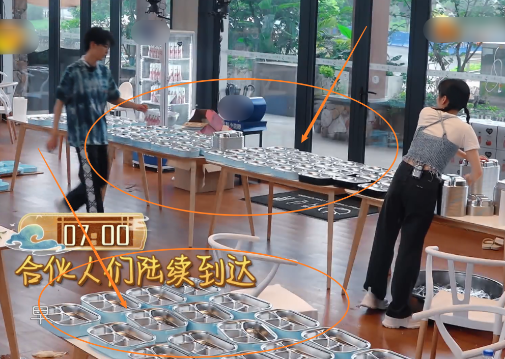 王俊凯|王俊凯第一个到达餐厅，镜头拍下他干活样子，这工作效率没看错吧