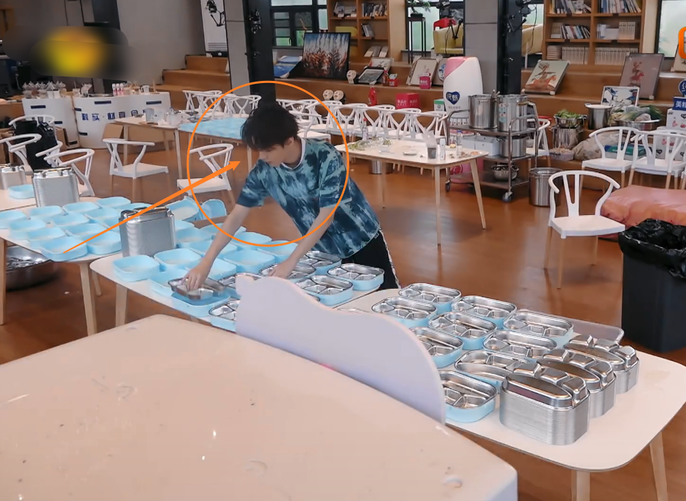 王俊凯|王俊凯第一个到达餐厅，镜头拍下他干活样子，这工作效率没看错吧