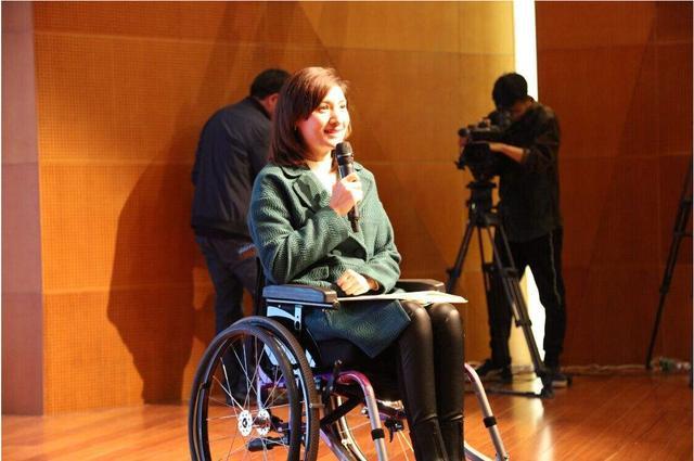 梁艺|主持人梁艺：22岁全身瘫痪，坐轮椅征婚失败，41岁仍然单身
