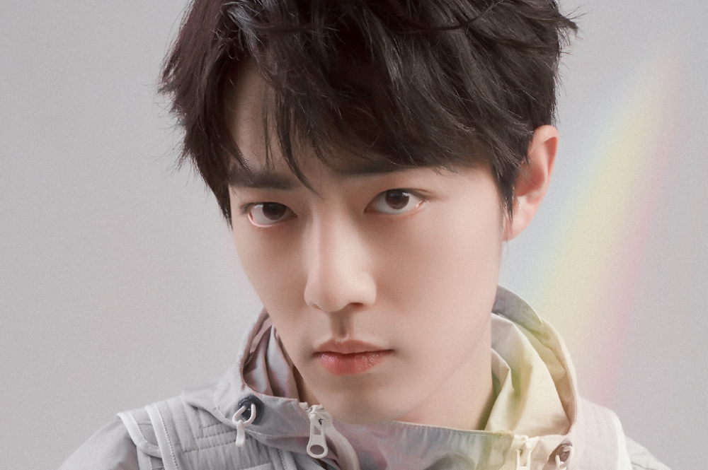 肖战|《王牌》肖战玩平衡车太悠闲，穿红背心打篮球，一家三口合照曝光