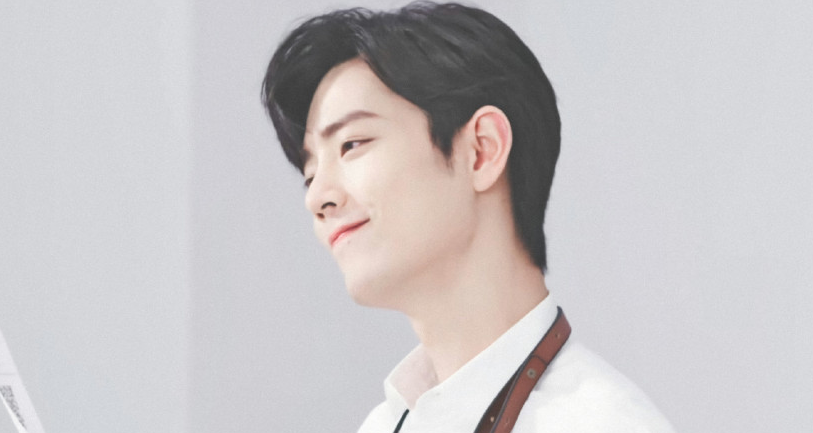 肖战|《王牌》肖战玩平衡车太悠闲，穿红背心打篮球，一家三口合照曝光