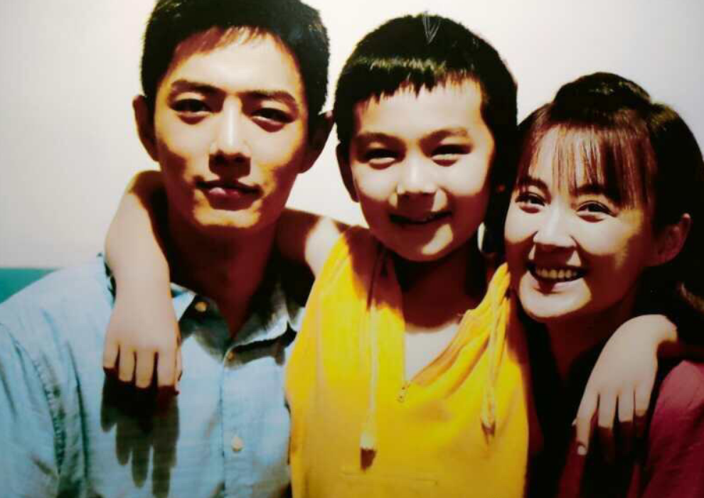 肖战|《王牌》肖战玩平衡车太悠闲，穿红背心打篮球，一家三口合照曝光