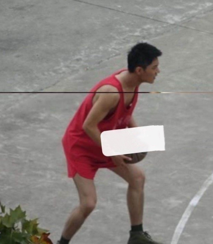 肖战|《王牌》肖战玩平衡车太悠闲，穿红背心打篮球，一家三口合照曝光