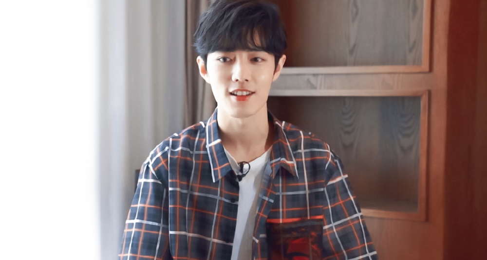 肖战|《王牌》肖战玩平衡车太悠闲，穿红背心打篮球，一家三口合照曝光