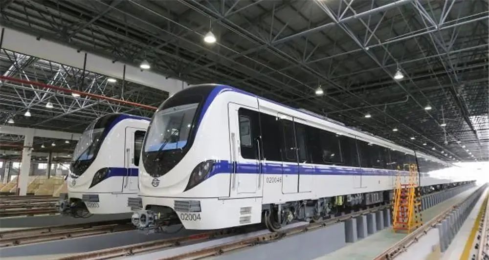 记者登上了 贵阳轨道交通二号线列车