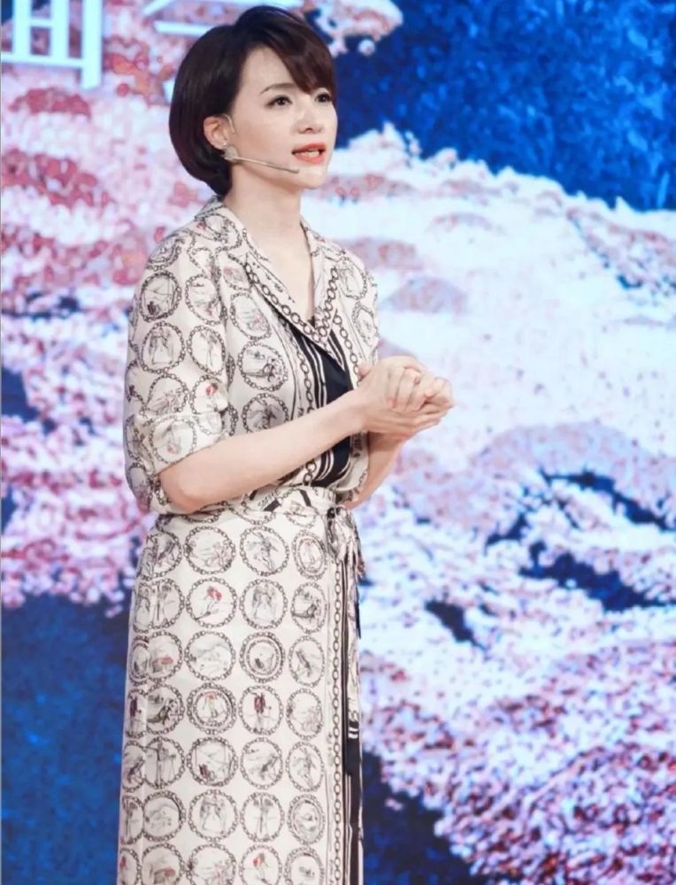 46岁的董卿一点不显老,浑然天成的气质太夺目,穿搭更让人羡慕_腾讯