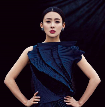 贾青|公路拍照被警告，从华策一姐到压戏不播，贾青做的糊涂事可不止这一件