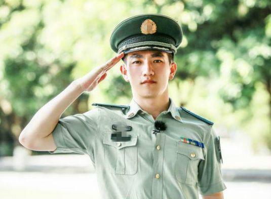 在节目中,两人最大的一次转变源于一次剪发.