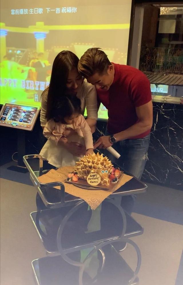 方媛|方媛父亲：与女婿同龄从小听他的歌长大，全家靠女儿过上富贵生活