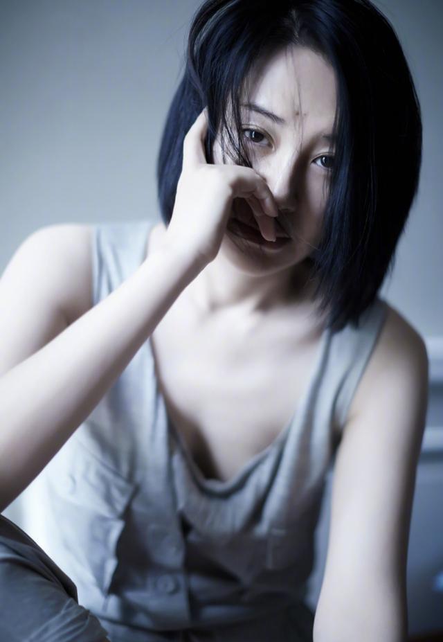 许晴终于穿的保守了一次,短发造型很生活,看着也让人感觉到舒服_腾讯