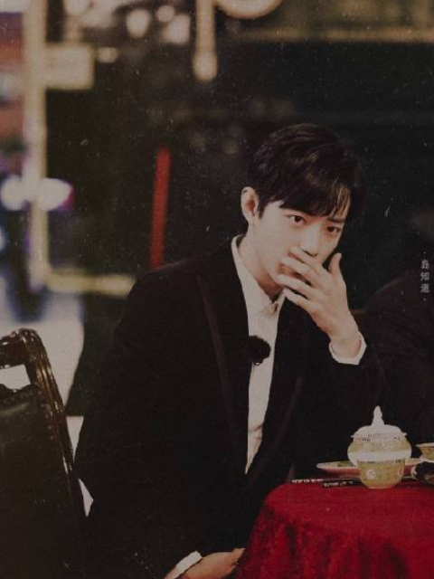 肖战|肖战新剧结婚路透，穿军装戴红花亮相，一家三口合影毫无违和！