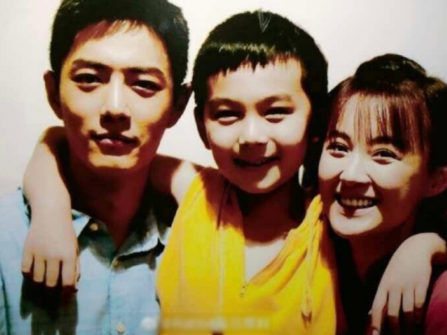 肖战|肖战新剧结婚路透，穿军装戴红花亮相，一家三口合影毫无违和！