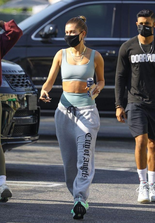 海莉·鲍德温穿蓝色运动装健美又潮流,比伯穿蓝t恤帅酷有型!