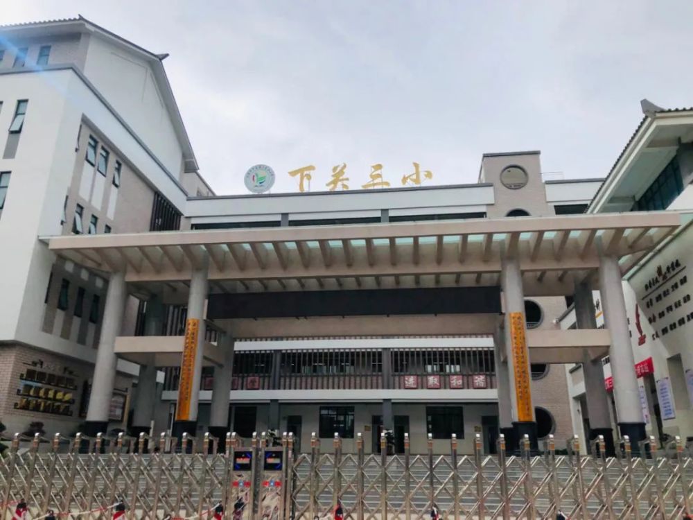 今年"中国流动科技馆"巡展正式入驻下关三小,可把同学们激动坏了.