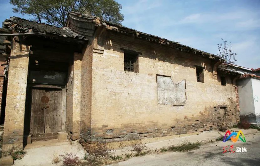 家大院△芳兴号寓意深刻的门匾△门匾:祖武克绳△门匾:树德务滋△门匾