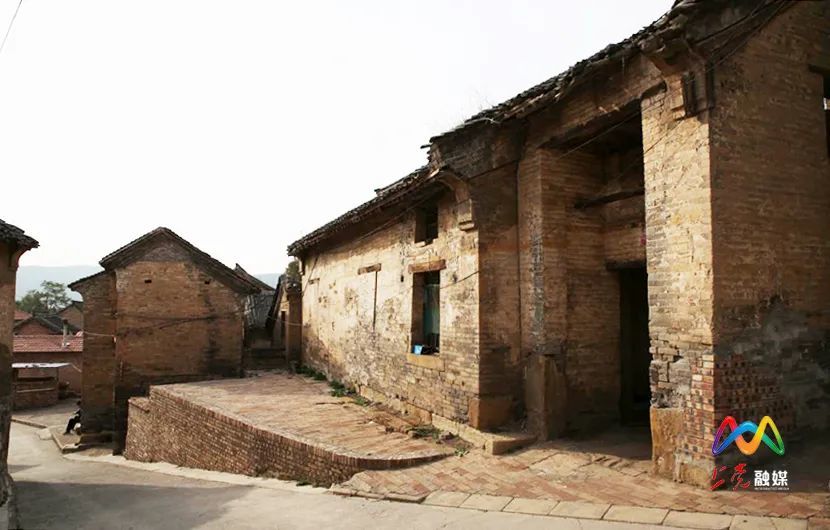 陈家大院△芳兴号寓意深刻的门匾△门匾:祖武克绳△门匾:树德务作