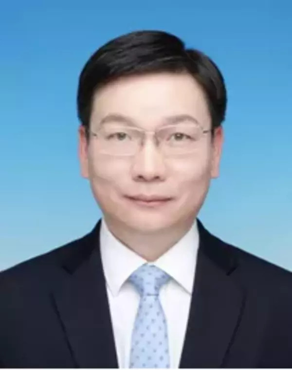 除市长丁福浩外,市政府党组成员马剑平和市政府秘书长孙鸿俊出席会议