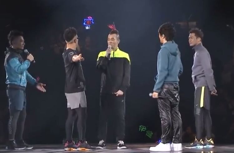 陈小春|有一种“霸气”叫陈小春！穿“防弹衣”开演唱会，为应采儿请私人保镖！