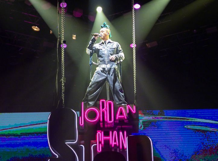 陈小春|有一种“霸气”叫陈小春！穿“防弹衣”开演唱会，为应采儿请私人保镖！