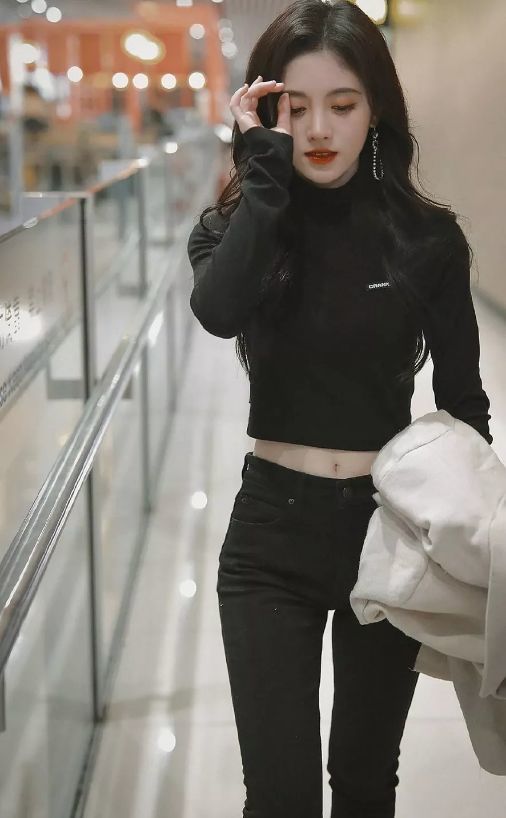 鞠婧祎|有一种“美丽冻人”叫鞠婧祎！脱外套露出肚脐，穿羽绒服的路人看懵了！
