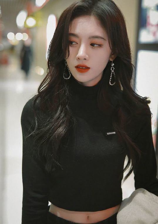 鞠婧祎|有一种“美丽冻人”叫鞠婧祎！脱外套露出肚脐，穿羽绒服的路人看懵了！